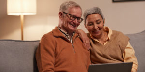 Senioren Paar gemeinsam am Laptop