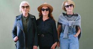 Drei ältere, schicke Damen in Jeanskleidung