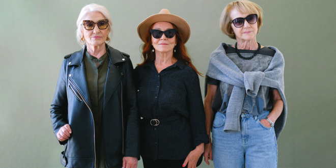 Drei ältere, schicke Damen in Jeanskleidung